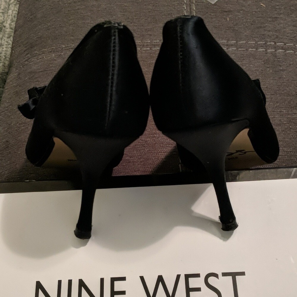 Ann Marino Women's Ruffle Peep Toe Black Satin Heels Sz 8.5 EUC - Picture 4 of 5